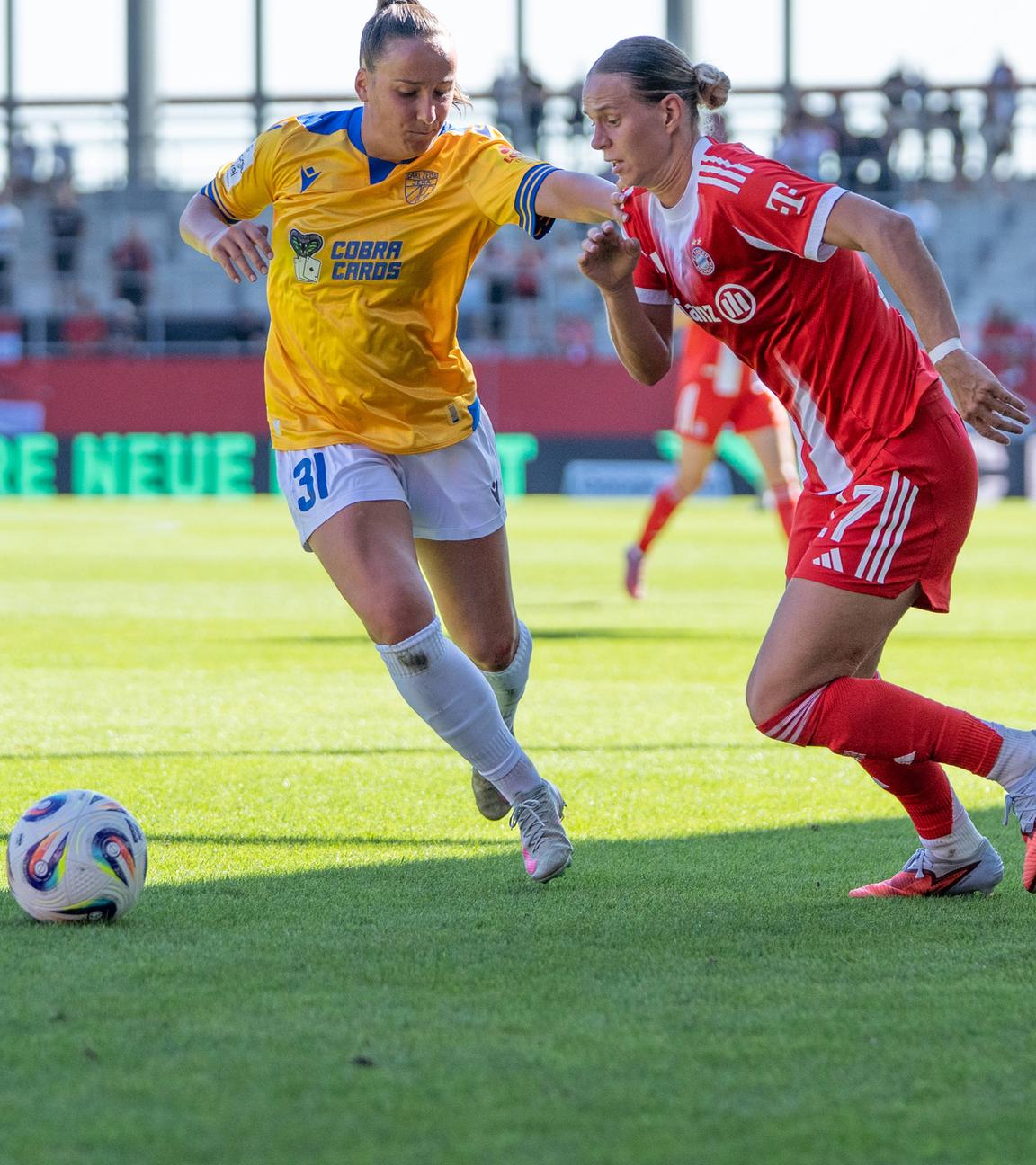 Nelly Juckel und Klara Bühl im Zweikampf