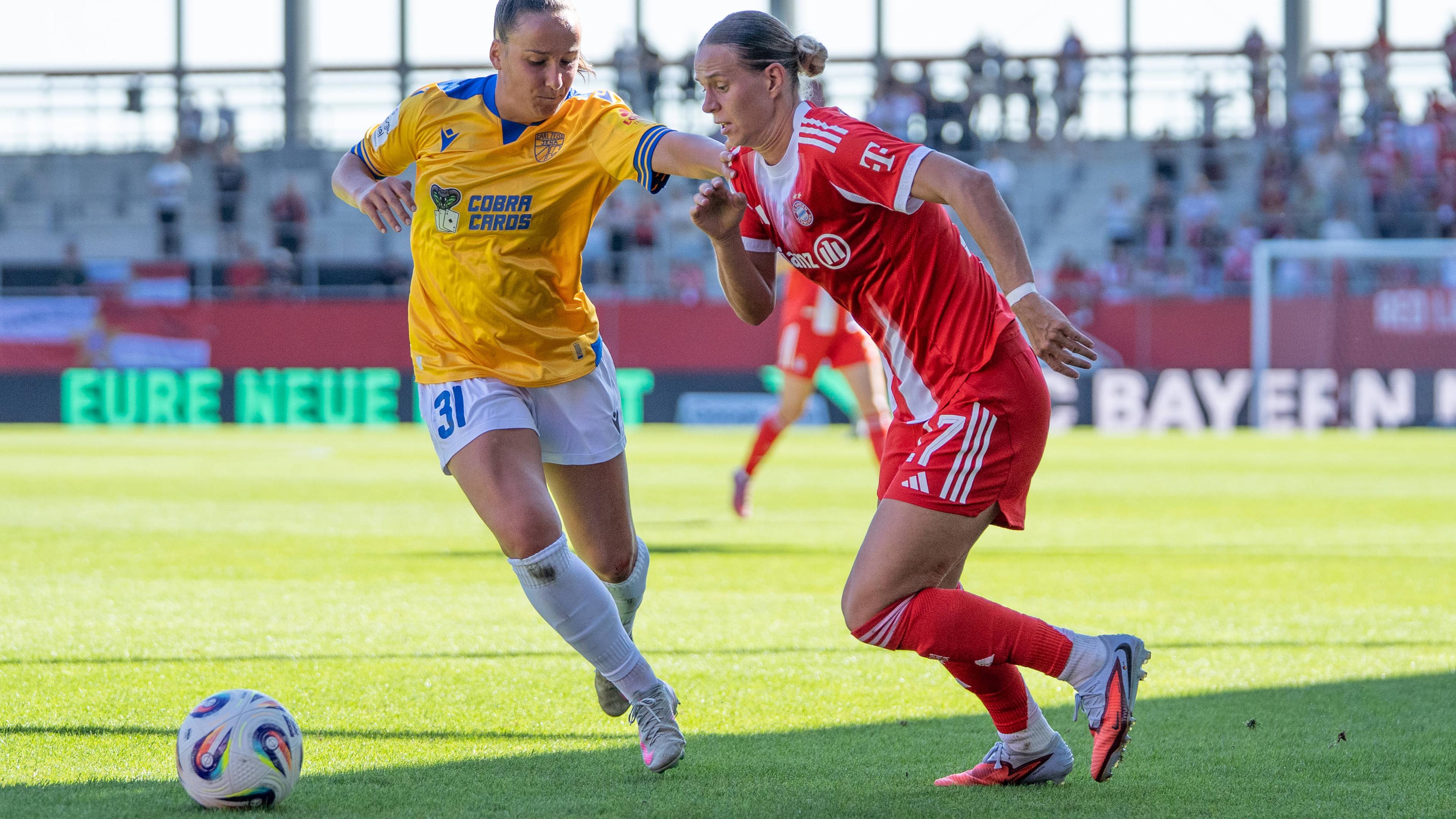 Nelly Juckel und Klara Bühl im Zweikampf