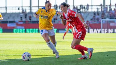 Nelly Juckel und Klara Bühl im Zweikampf