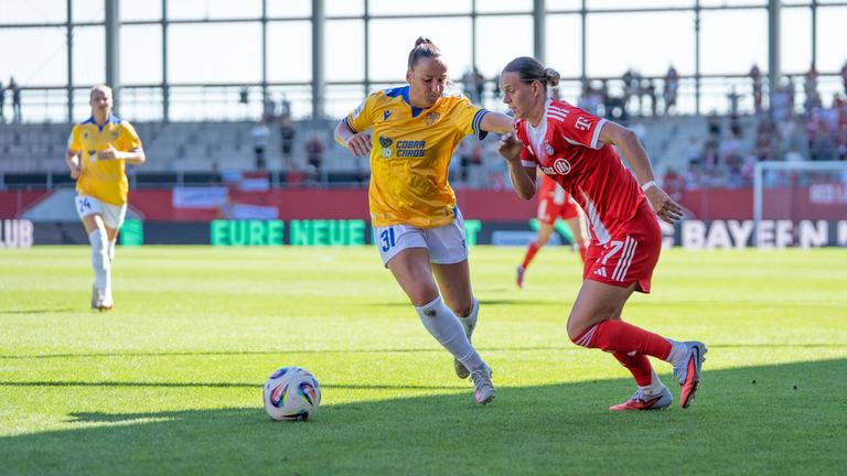 Nelly Juckel und Klara Bühl im Zweikampf