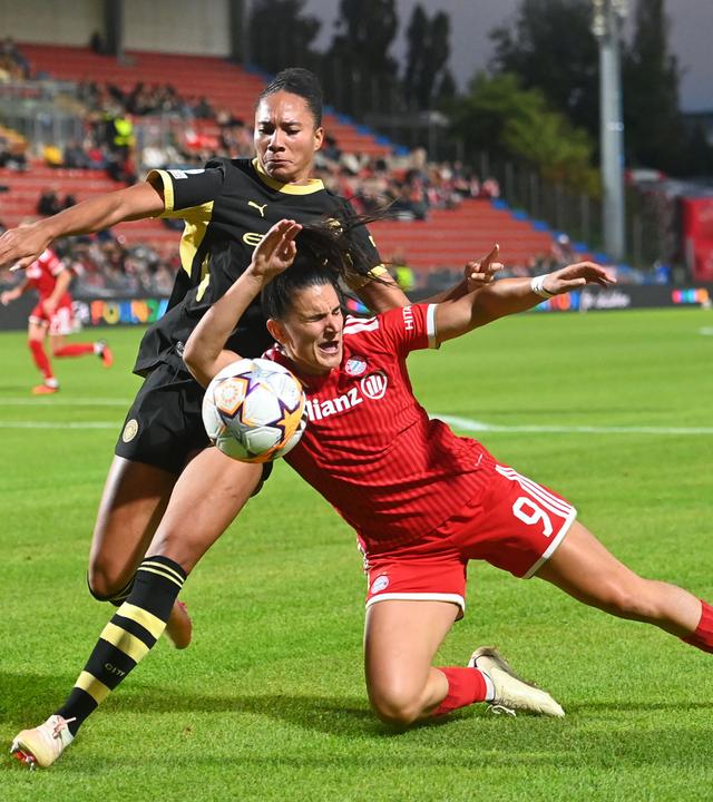 Jovana Damjanovic (FCB) wirft sich Jade Rose in den Weg