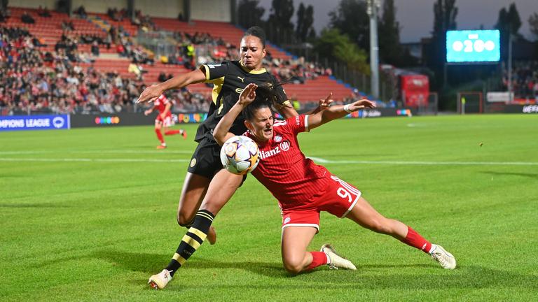 Jovana Damjanovic (FCB) wirft sich Jade Rose in den Weg
