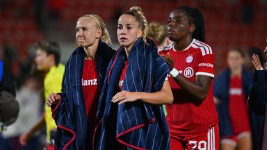 Pernile Harder, Giulia Gwinn und Edna Imade (von links) blicken enttäuscht