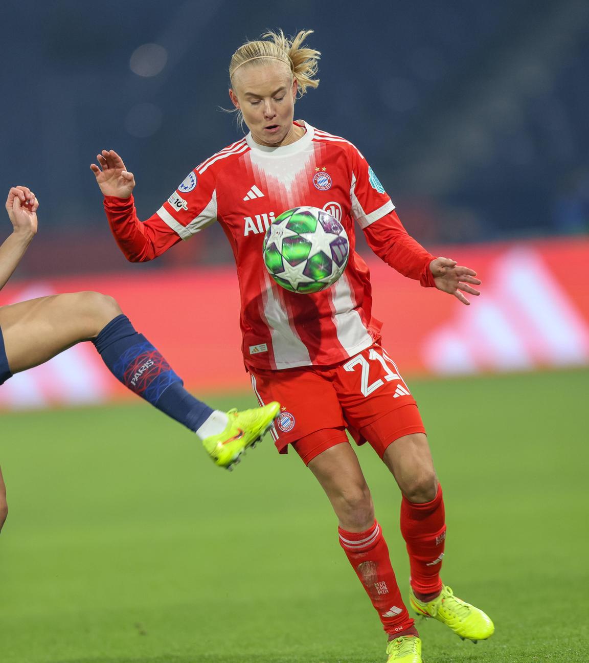 Elisa De Almeida (Paris Saint-Germain) und Pernille Harder (Bayern München).