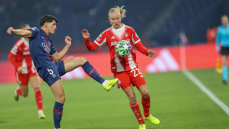 Elisa De Almeida (Paris Saint-Germain) und Pernille Harder (Bayern München).