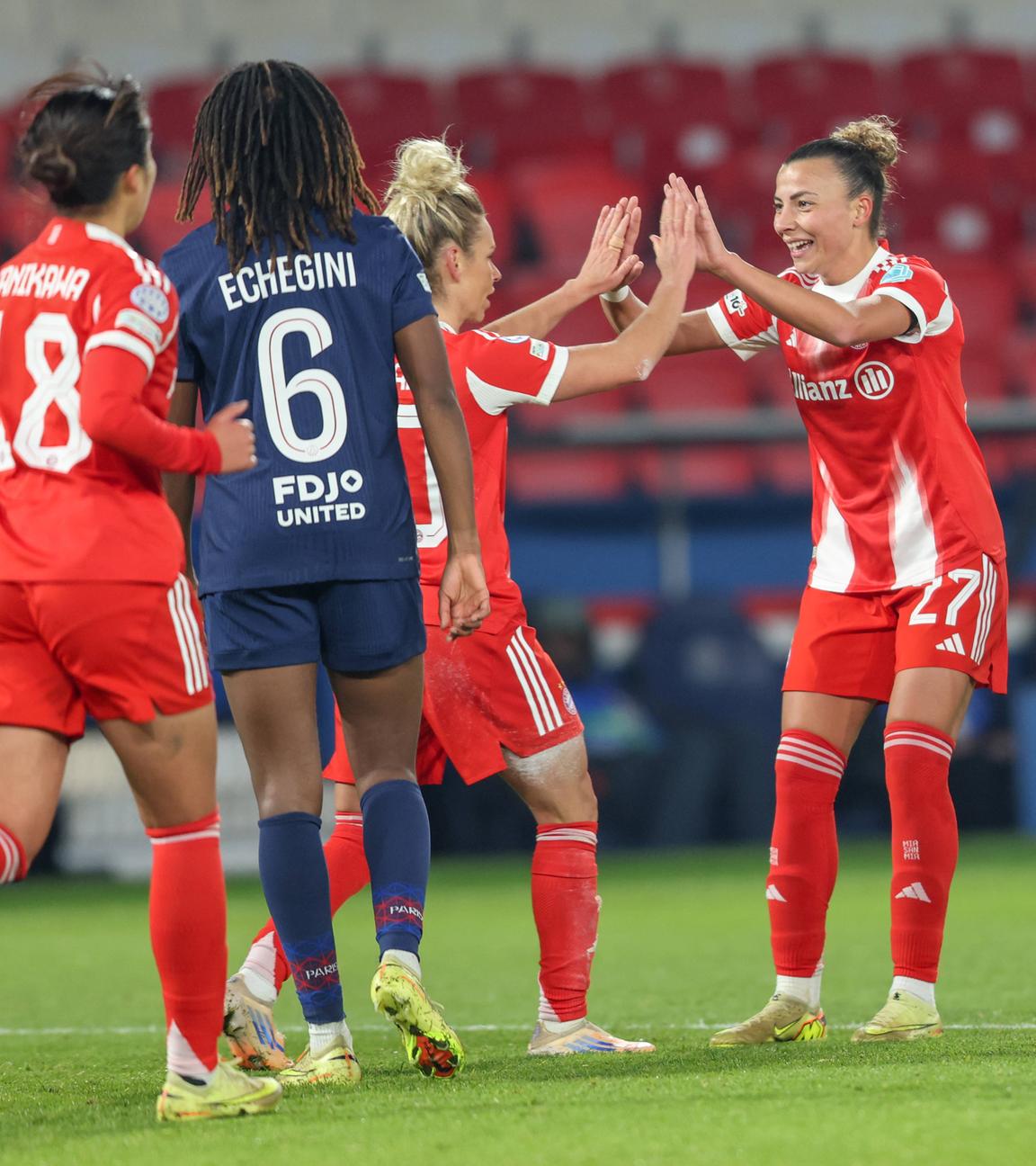 Linda Dallmann erzielt den Ausgleich zum 1:1 für den FC Bayern München.