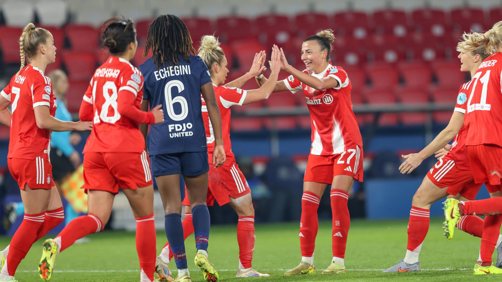 Linda Dallmann erzielt den Ausgleich zum 1:1 für den FC Bayern München.