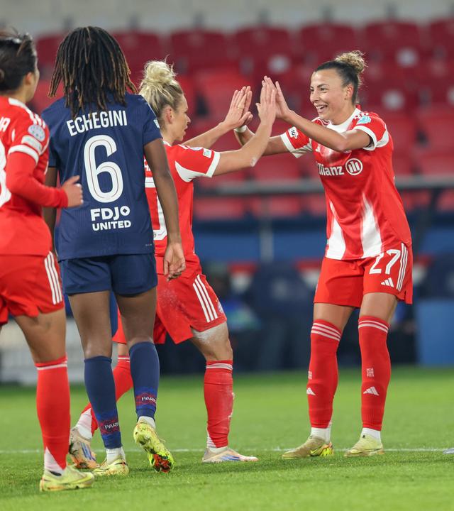 Linda Dallmann erzielt den Ausgleich zum 1:1 für den FC Bayern München.