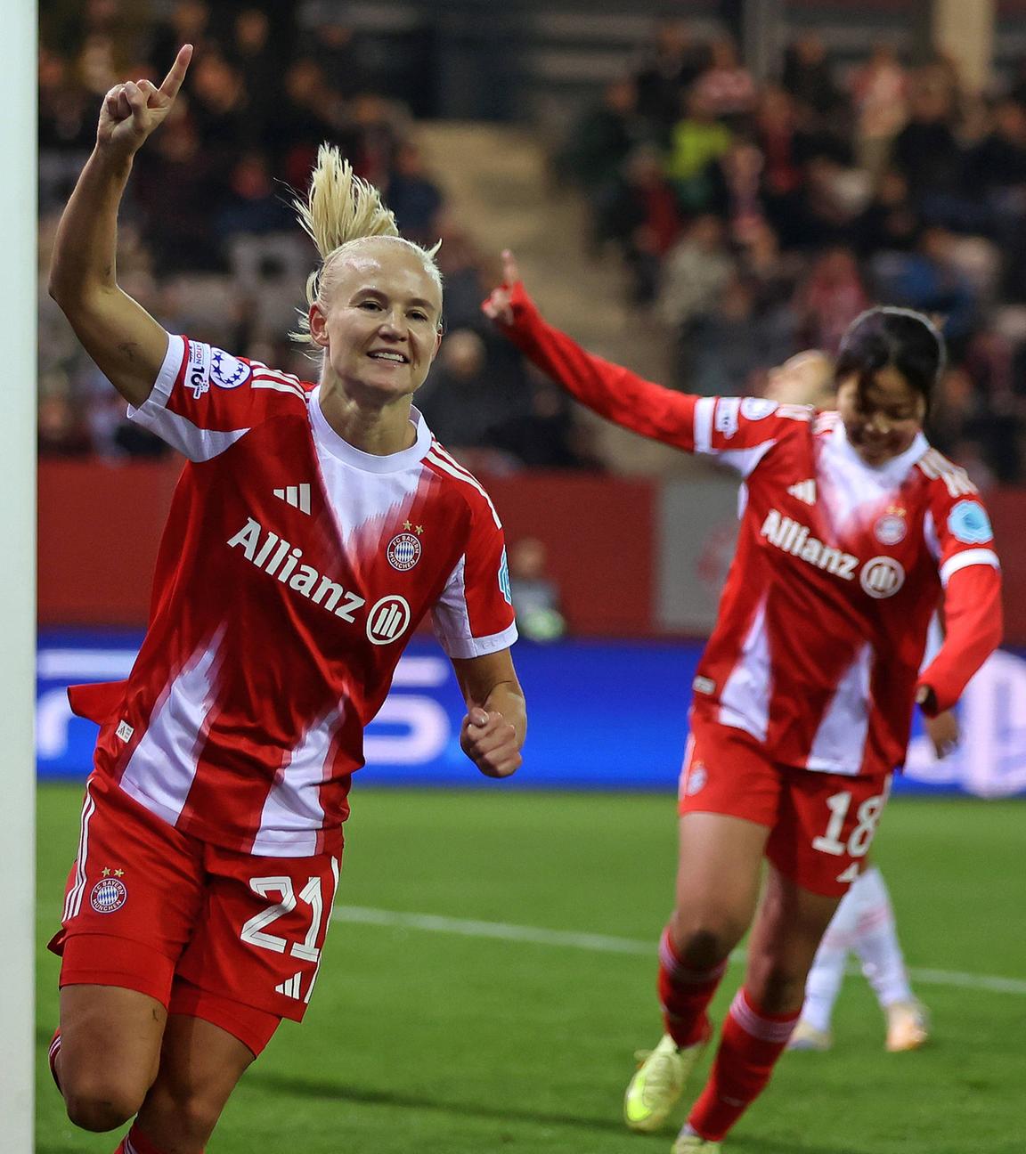 Pernille Harder feiert ihren Treffer gegen Juventus Turin in der Champions-League-Ligaphase.