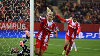 Pernille Harder feiert ihren Treffer gegen Juventus Turin in der Champions-League-Ligaphase.