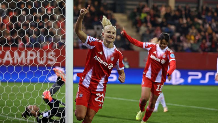 Pernille Harder feiert ihren Treffer gegen Juventus Turin in der Champions-League-Ligaphase.