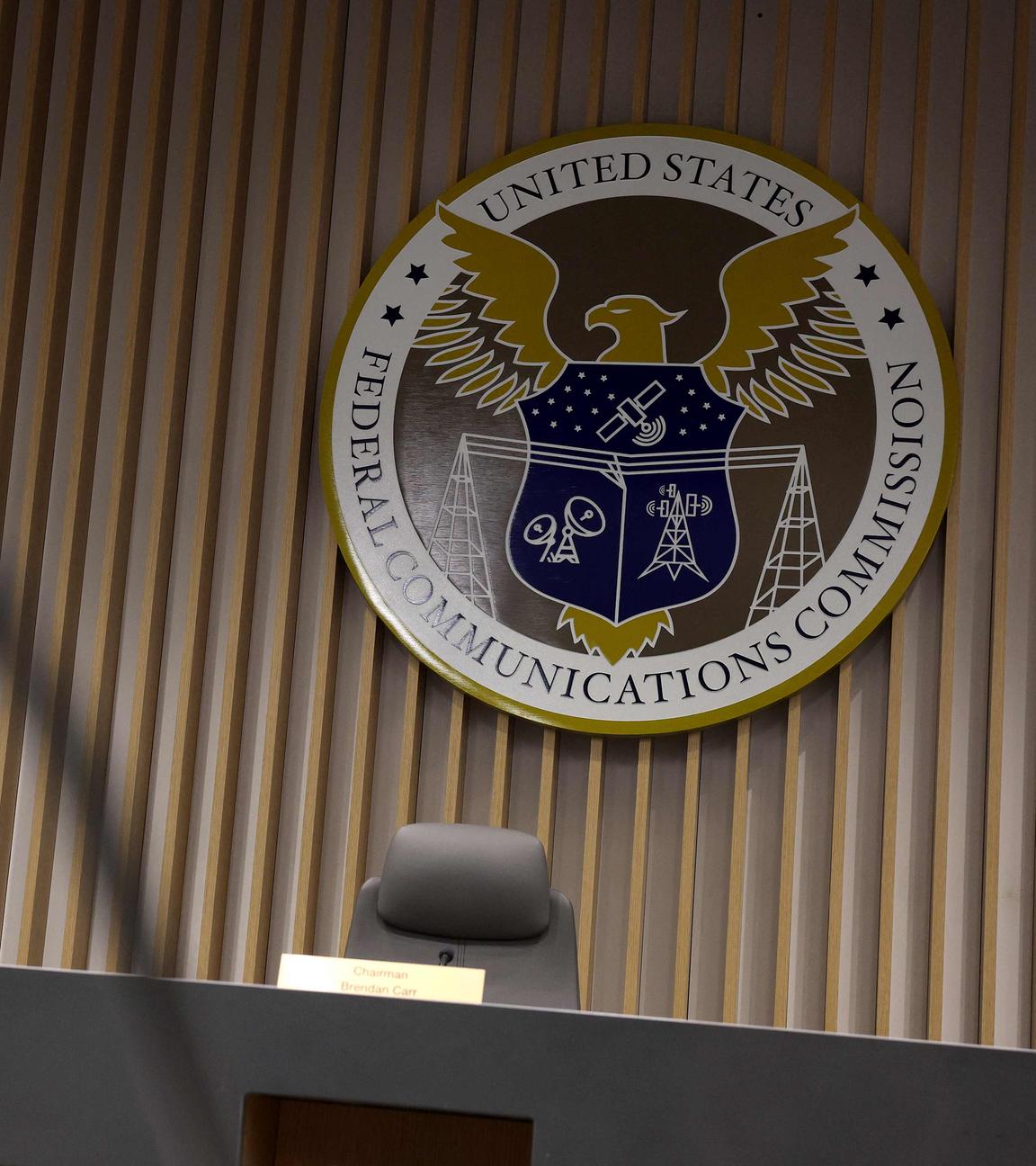 Siegel der Federal Communications Commission (FCC) im Hauptquartier der FCC.