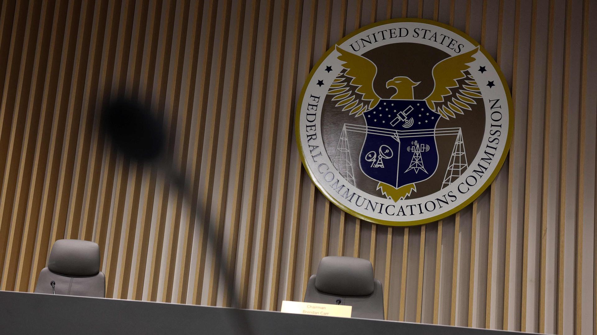 Siegel der Federal Communications Commission (FCC) im Hauptquartier der FCC.