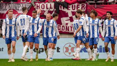 Die Spieler von Hertha BSC bejubeln das Führungstor in Kaiserslautern.