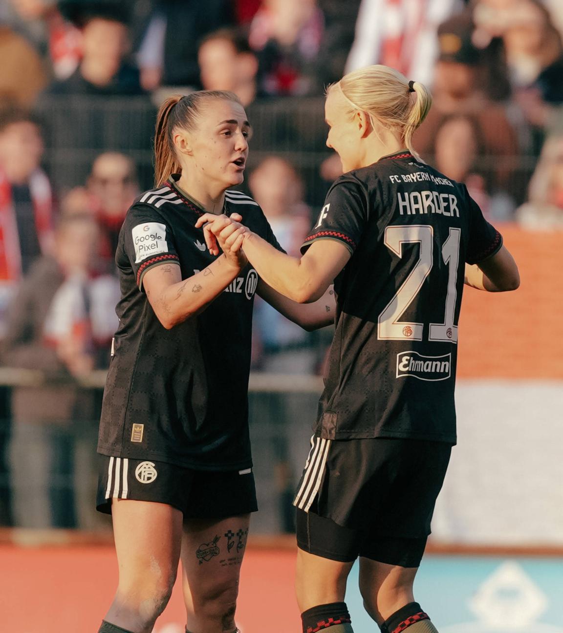 Magdalena Eriksson jubelt mit Georgia Stanway über das Tor zum 0:2 am 15.03.2026 in Köln.