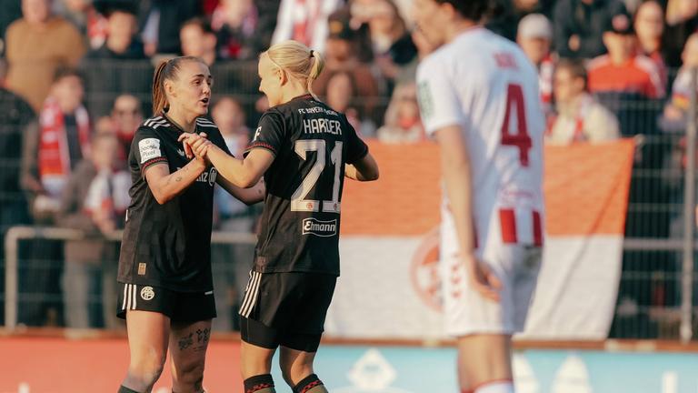 Magdalena Eriksson jubelt mit Georgia Stanway über das Tor zum 0:2 am 15.03.2026 in Köln.
