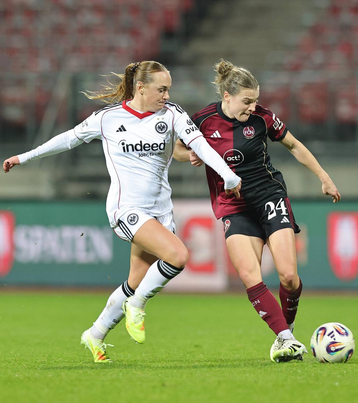 Im Zweikampf mit Eintracht Frankfurts Mittelfeldspielerin Gräwe, kann Nürnbergs Lein den Ball behaupten und passen.