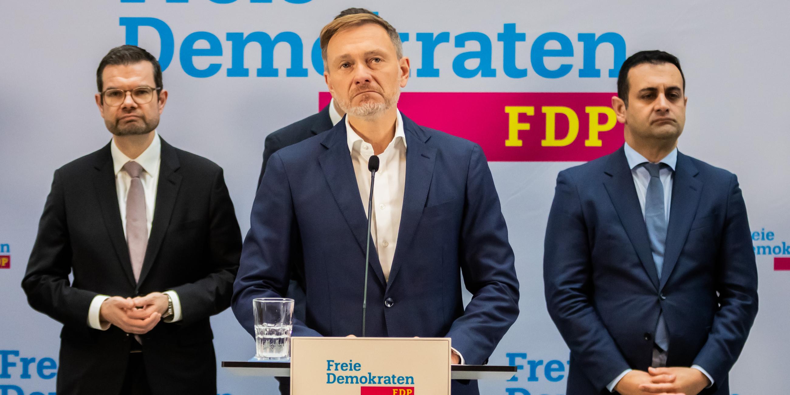 Berlin: Christian Lindner (FDP, M), scheidender Bundesminister der Finanzen und FDP-Bundesvorsitzender, äußert sich in der FDP-Parteizentrale bei einer Pressekonferenz.