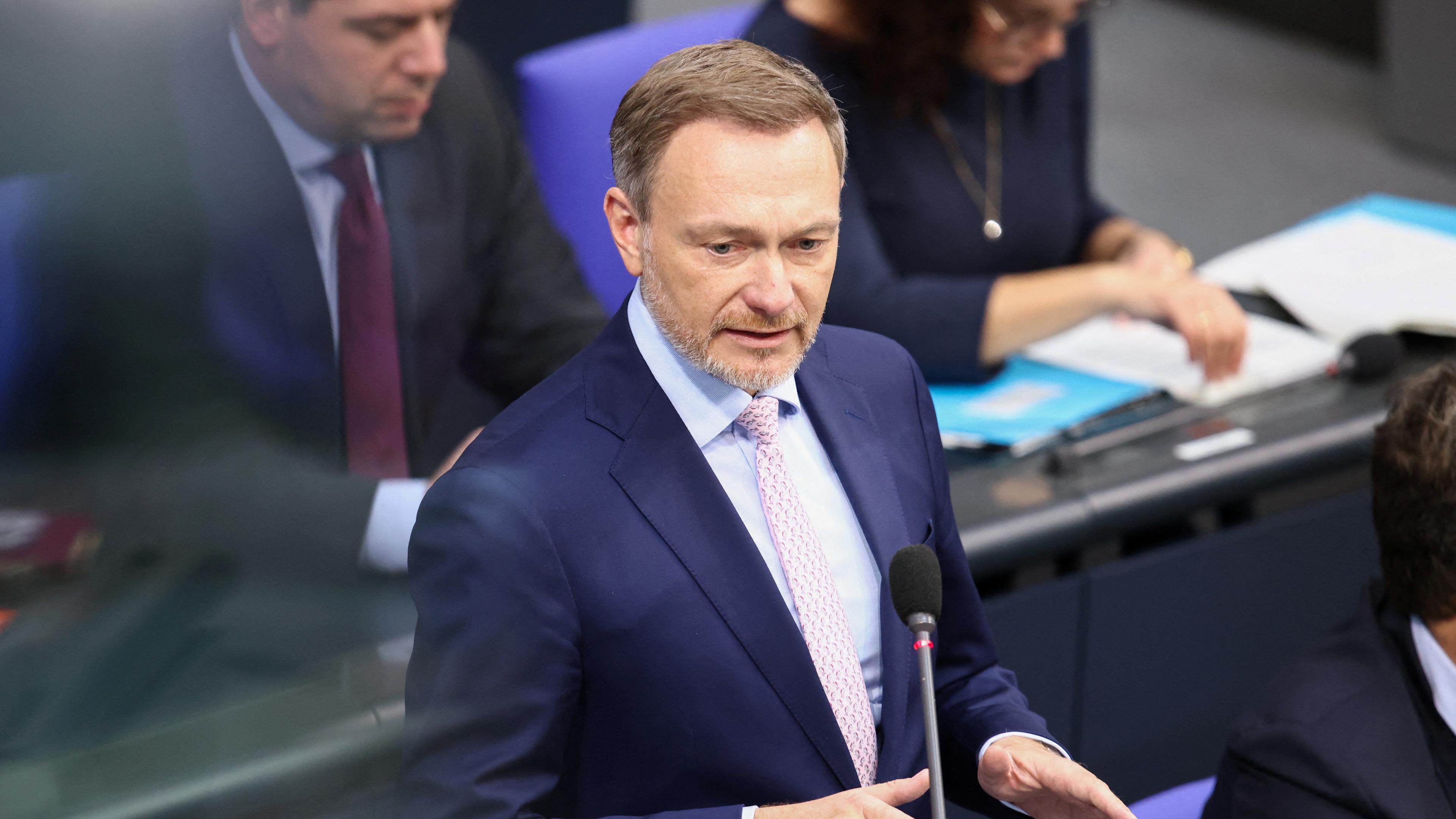 Finanzminister Christian Lindner spricht im Bundestag.