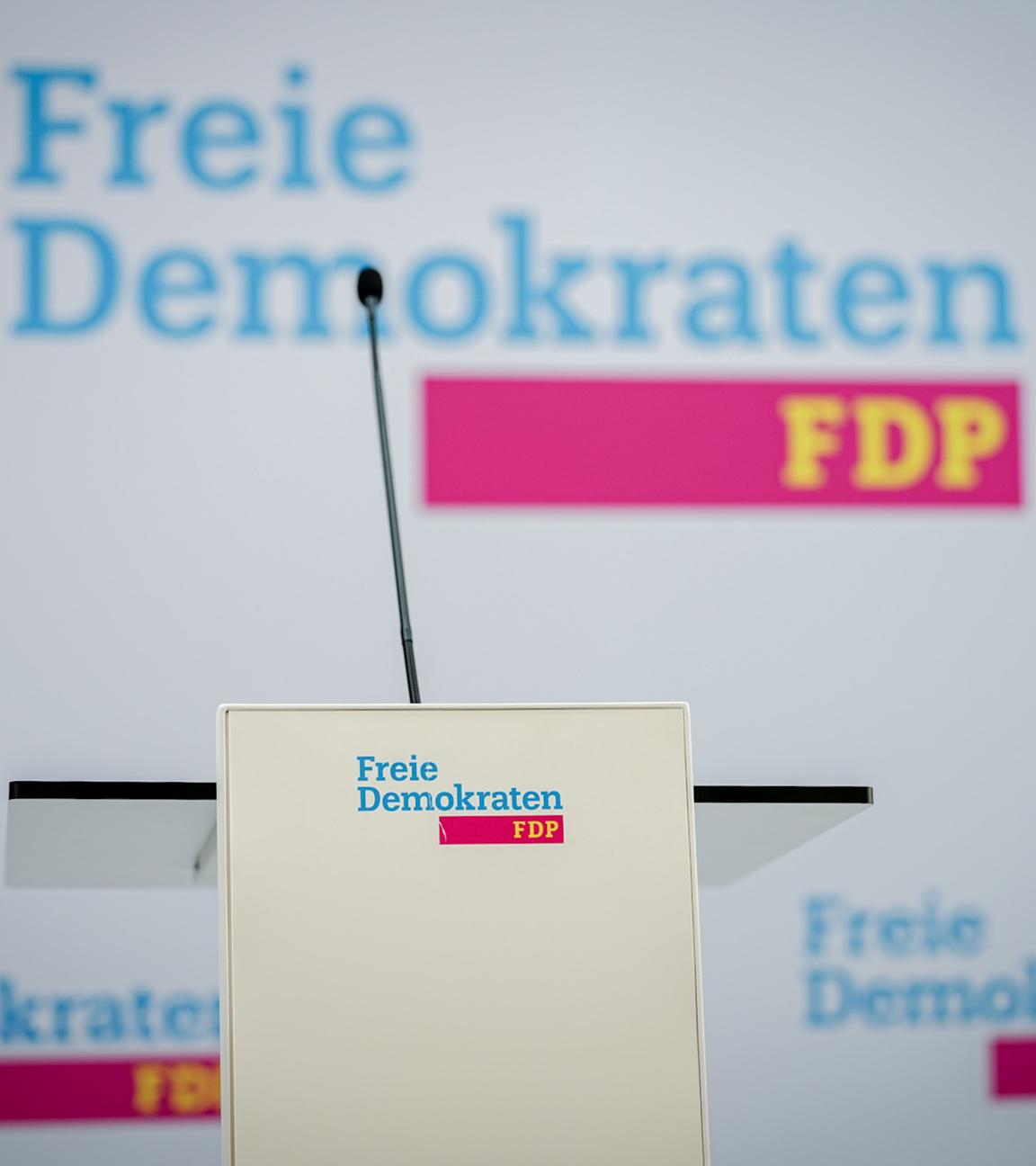 Ein Mikrofon ist vor dem Logo der Freien Demokraten FDP im Hans-Dietrich-Genscher-Haus vor der Pressekonferenz nach der Landtagswahl in Baden-Württemberg zu sehen.