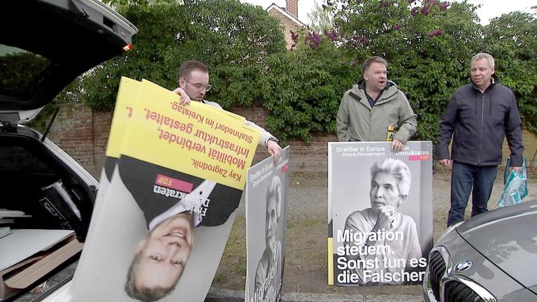 FDP-Mitglieder in Stahnsdorf (Brandenburg) hängen Wahlplakate auf