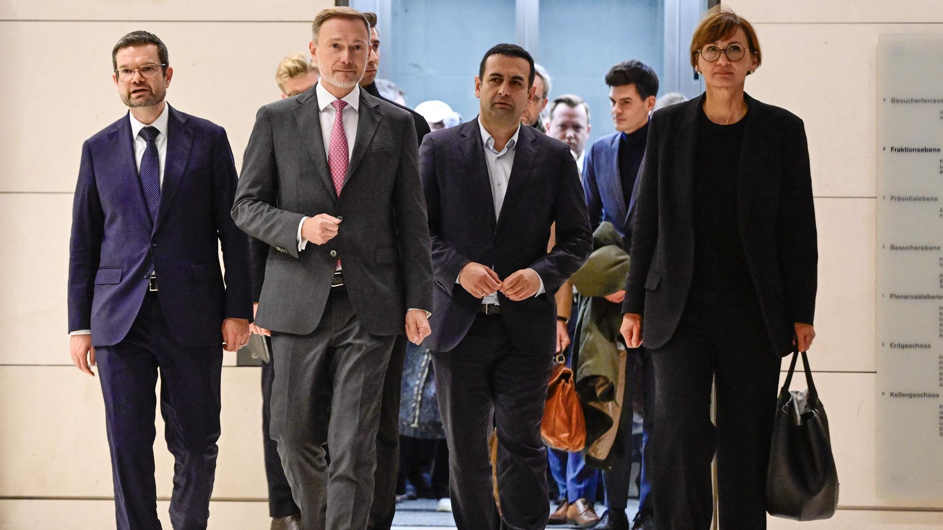 FDP-Chef Christian Lindner läuft mit seinen Parteikollegen zu einer Pressekonferenz im Reichstag.