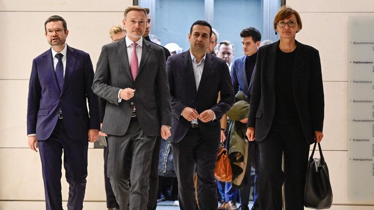 FDP-Chef Christian Lindner läuft mit seinen Parteikollegen zu einer Pressekonferenz im Reichstag.