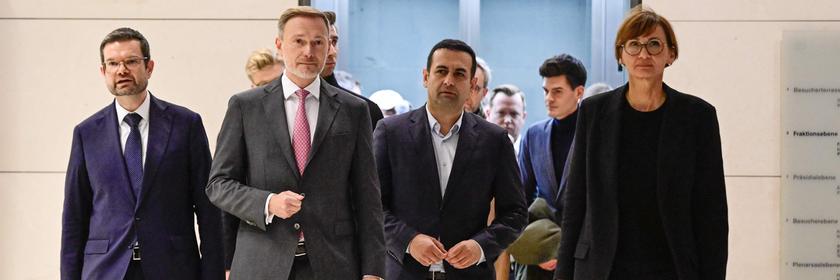 FDP-Chef Christian Lindner läuft mit seinen Parteikollegen zu einer Pressekonferenz im Reichstag.