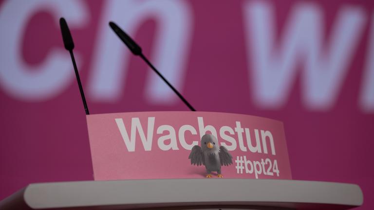 Pult mit Aufschrift "Wachstun" auf FDP-Parteitag in Berlin
