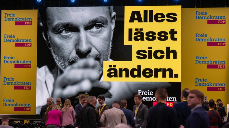 09.02.2025, Brandenburg, Potsdam: Delegierte warten auf den Beginn des außerordentlichen Bundesparteitag der FDP vor der Bundestagswahl. 