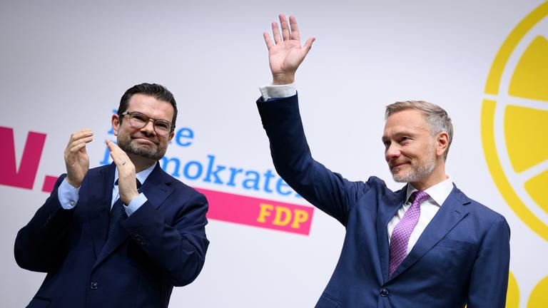 Christian Lindner (r), bisheriger Bundesvorsitzender der FDP, nimmt neben Marco Buschmann, FDP-Generalsekretär, beim 76. Ordentlichen Bundesparteitag der FDP Applaus entgegen. Beim ersten Parteitag der Freien Demokraten nach dem Scheitern bei der Bundestagswahl soll über den weiteren Kurs und eine neue Parteispitze abgestimmt werden