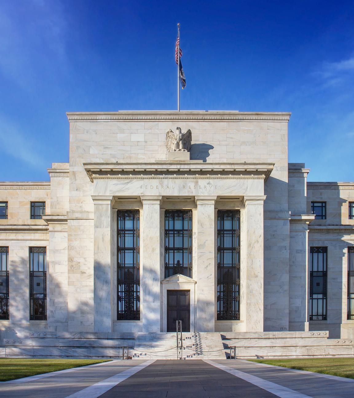 Das Gebäude der Federal Reserve in Washington D.C. an einem sonnigen Tag am 17.04.2023.