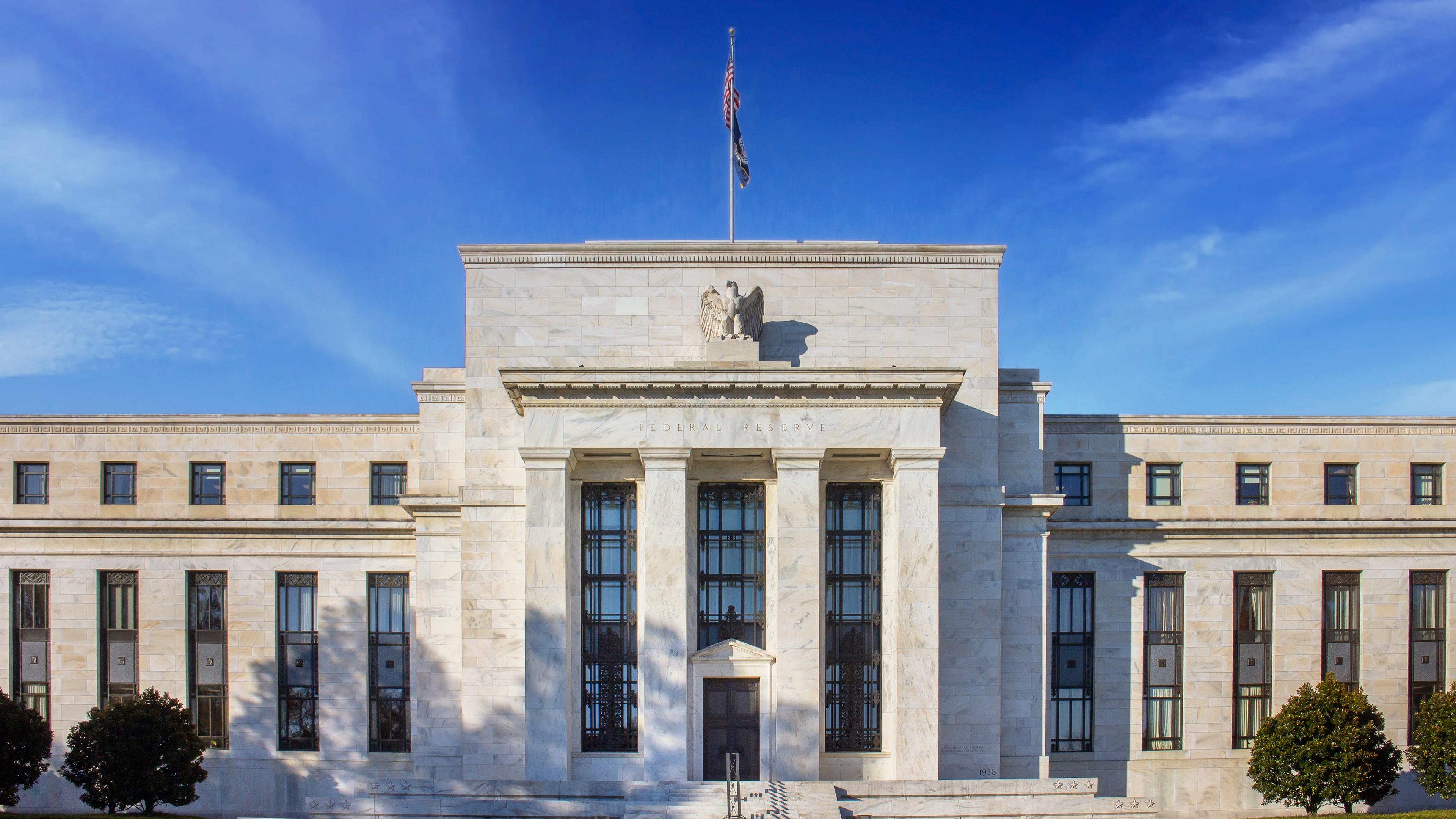 Das Gebäude der Federal Reserve in Washington D.C. an einem sonnigen Tag am 17.04.2023.
