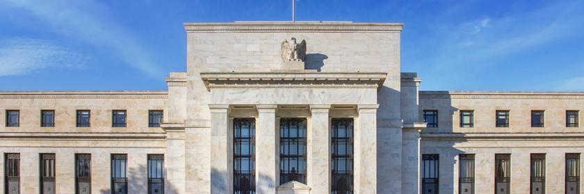 Das Gebäude der Federal Reserve in Washington D.C. an einem sonnigen Tag am 17.04.2023.