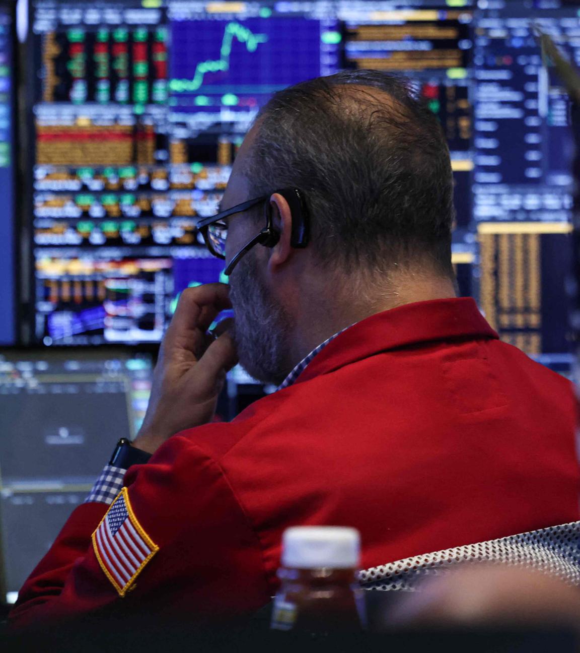 Ein Aktienhändler arbeitet am 1. Dezember 2025 auf dem Parkett der New Yorker Börse (NYSE).