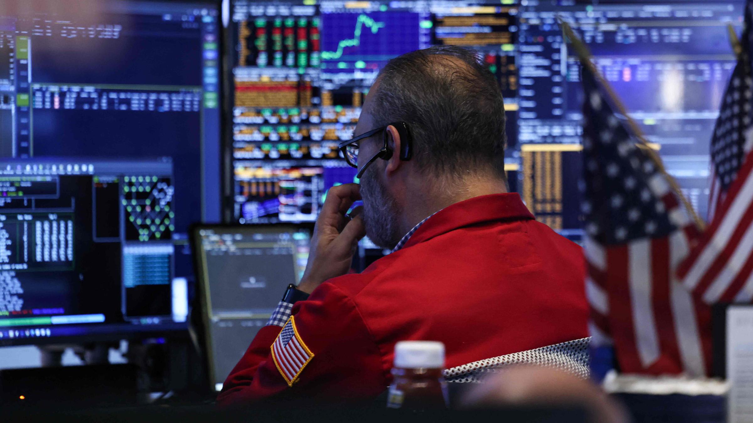 Ein Aktienhändler arbeitet am 1. Dezember 2025 auf dem Parkett der New Yorker Börse (NYSE).