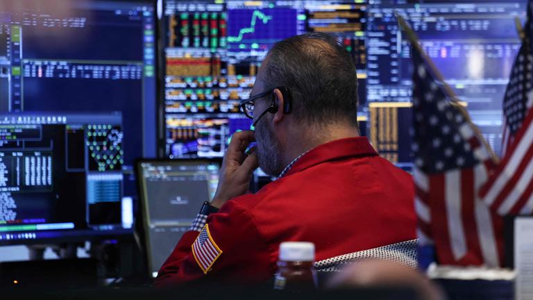 Ein Aktienhändler arbeitet am 1. Dezember 2025 auf dem Parkett der New Yorker Börse (NYSE).