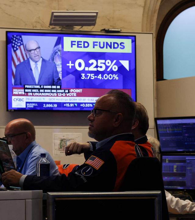 Ein Fernsehbildschirm zeigt Nachrichten über die Zinserhöhung der US-Notenbank.