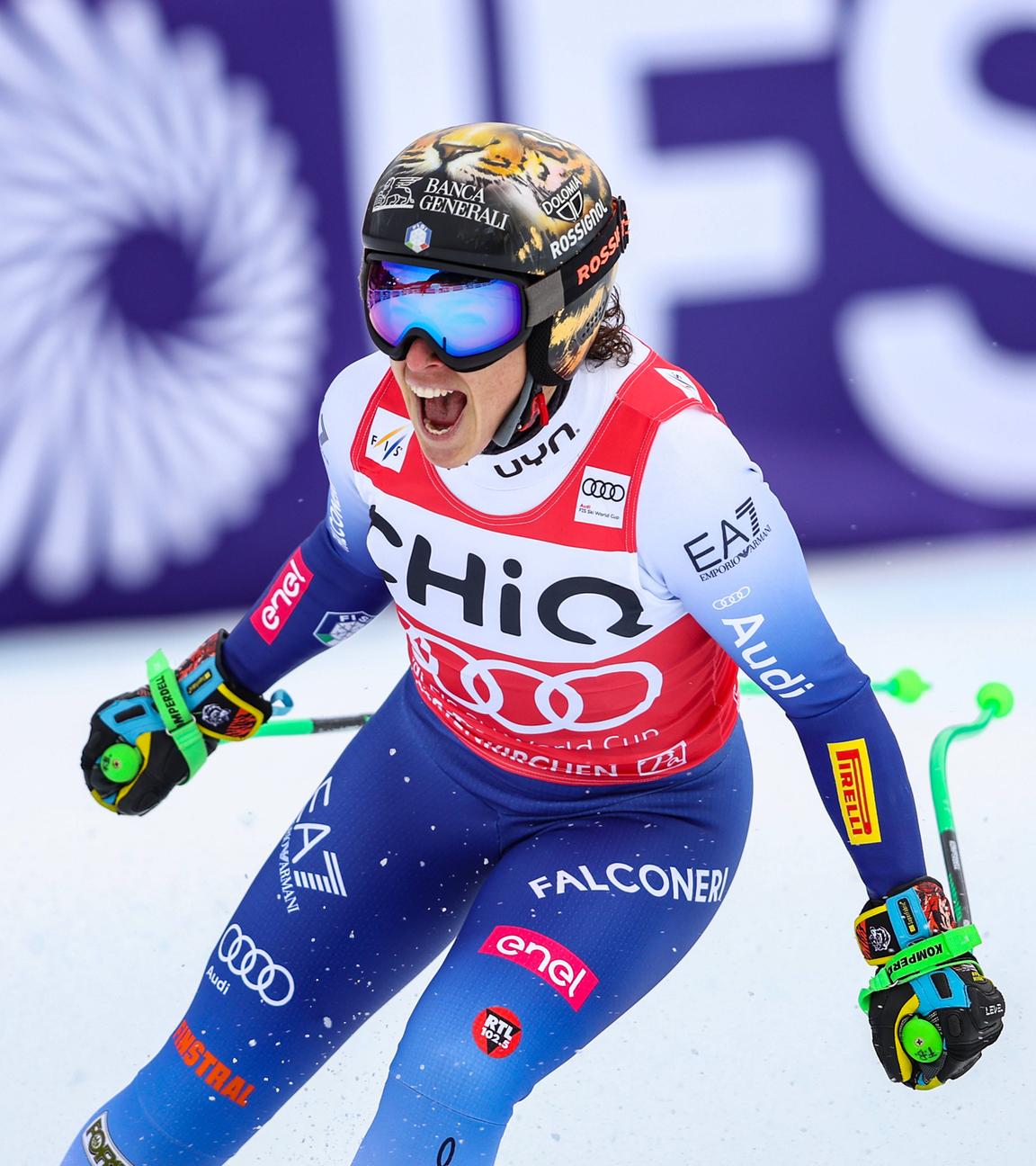 Italiens Frederica Brignone jubelt nach der Abfahrt in Garmisch-Partenkirchen am 25.01.2025.