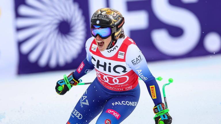 Italiens Frederica Brignone jubelt nach der Abfahrt in Garmisch-Partenkirchen am 25.01.2025.