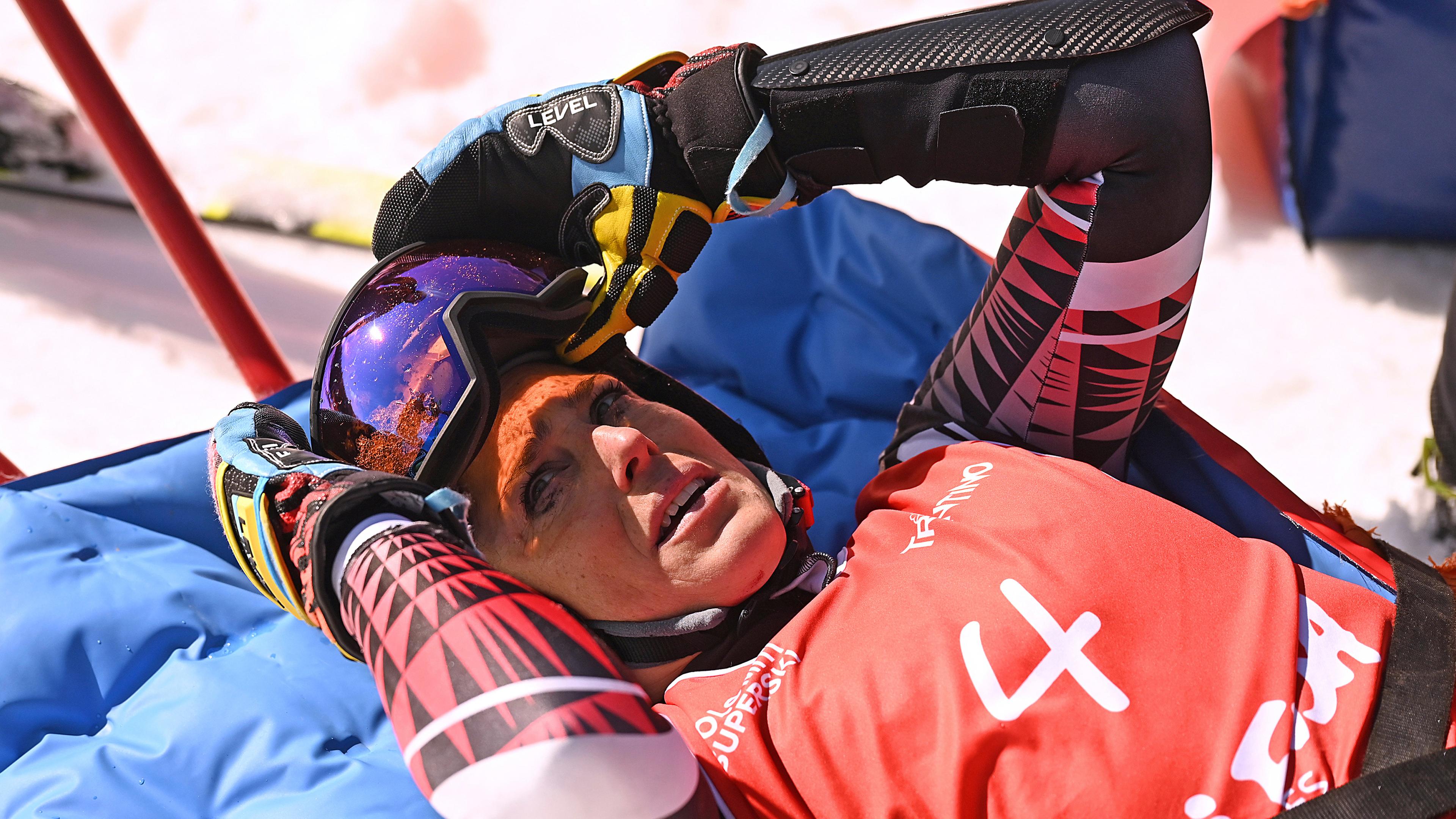 Die Italienerin Federica Brignone wird auf einem Schlitten davongetragen, nachdem sie im Skigebiet Lusia im Fassatal bei einem Riesenslalom gestürzt ist. 
