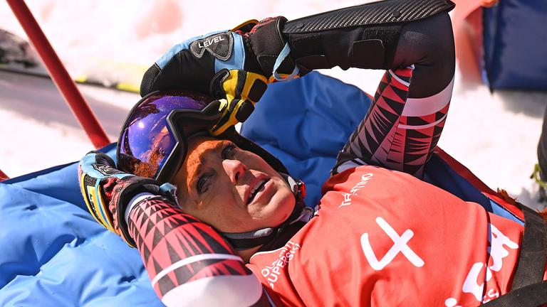 Die Italienerin Federica Brignone wird auf einem Schlitten davongetragen, nachdem sie im Skigebiet Lusia im Fassatal bei einem Riesenslalom gestürzt ist. 