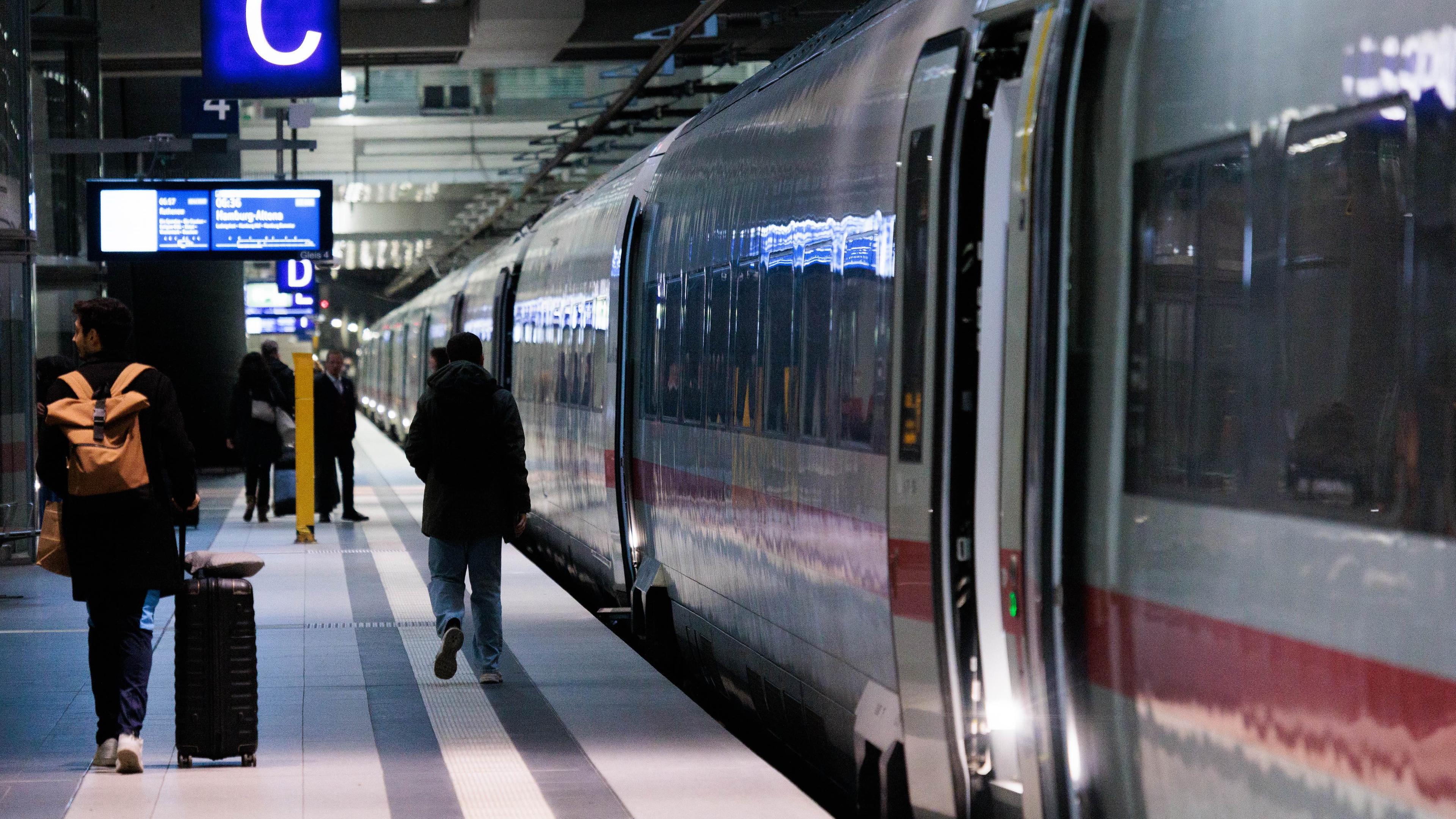 Ein Fernverkehrszug der Deutschen Bahn steht an einem Gleis.