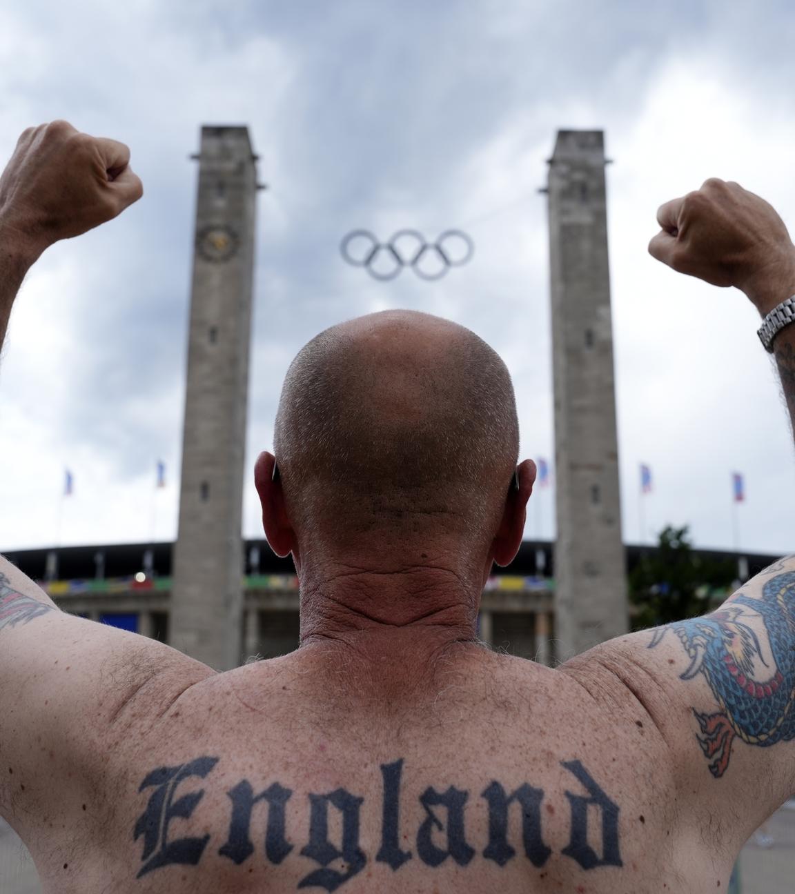 England-Fan Jason Cook gestikuliert vor dem Olympiastadion, auf seinem Rücken sieht man ein "England"-Tattoo.
