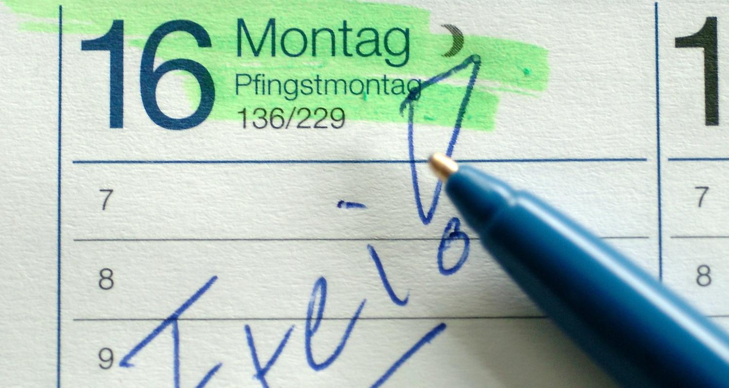 "Frei!" steht am Pfingstmontag in einem Kalender.