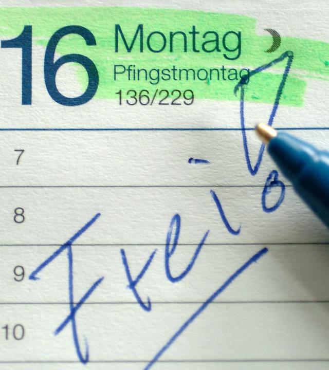 "Frei!" steht am Pfingstmontag in einem Kalender.