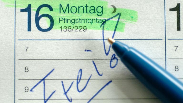 "Frei!" steht am Pfingstmontag in einem Kalender.