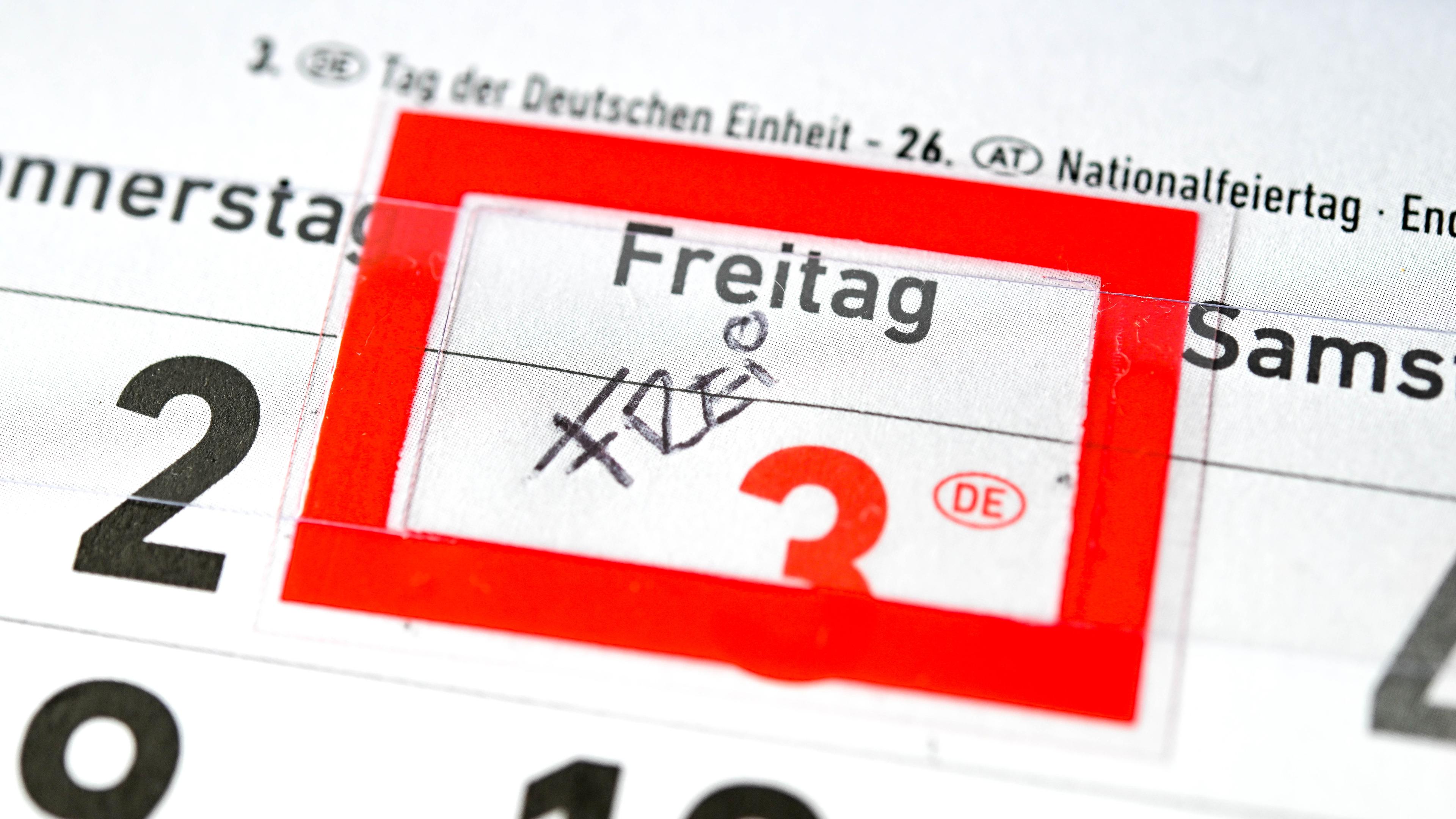 Ein Kalender liegt auf einem Tisch