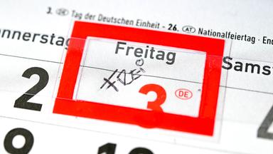 Ein Kalender liegt auf einem Tisch