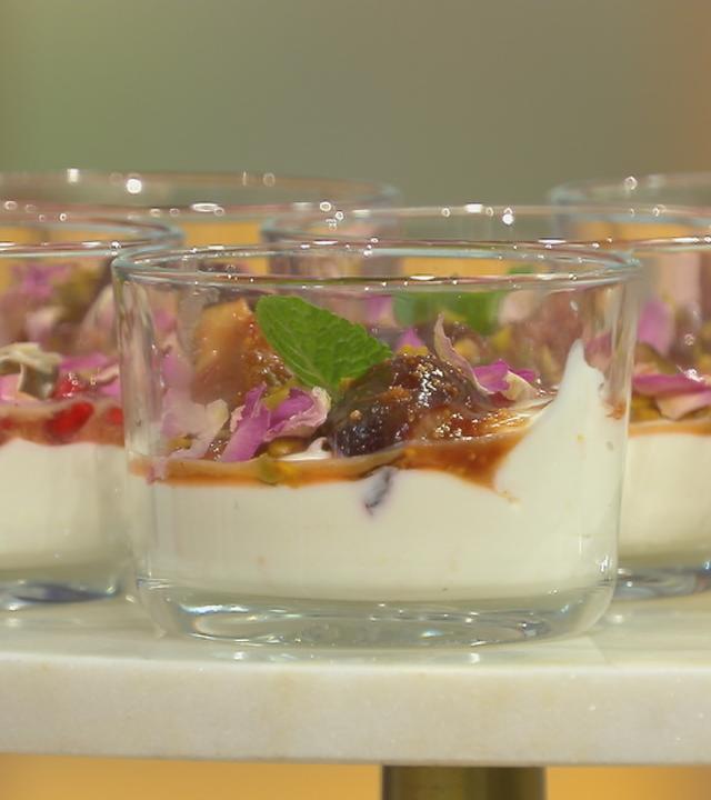 Karamell-Feigen auf Orangenblütenjoghurt in Gläsern